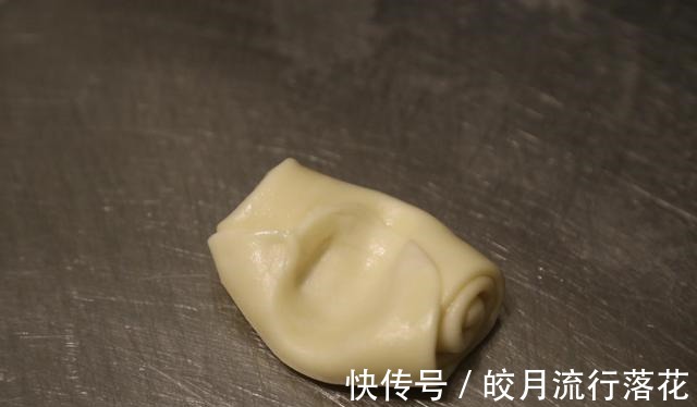 紫薯蛋黄酥|紫薯蛋黄酥的简单做法，香酥可口，营养美味！