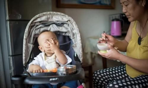 礼仪|夫妻俩餐馆吃饭,路人拍照传到网上,网友:孩子是意外