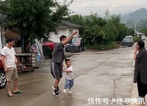 舅舅|“土豪舅舅”带娃提着肉走出六亲不认的步伐,有趣的灵魂万里挑一