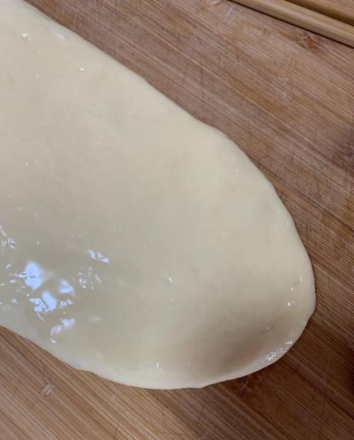 家常版炸油条的做法，掌握小技巧，个个蓬松酥脆，放凉了也不会硬