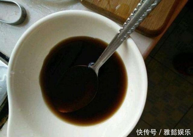 炖骨头汤时,尽量别放这种料,不然毁了整锅汤,肉柴汤还难喝