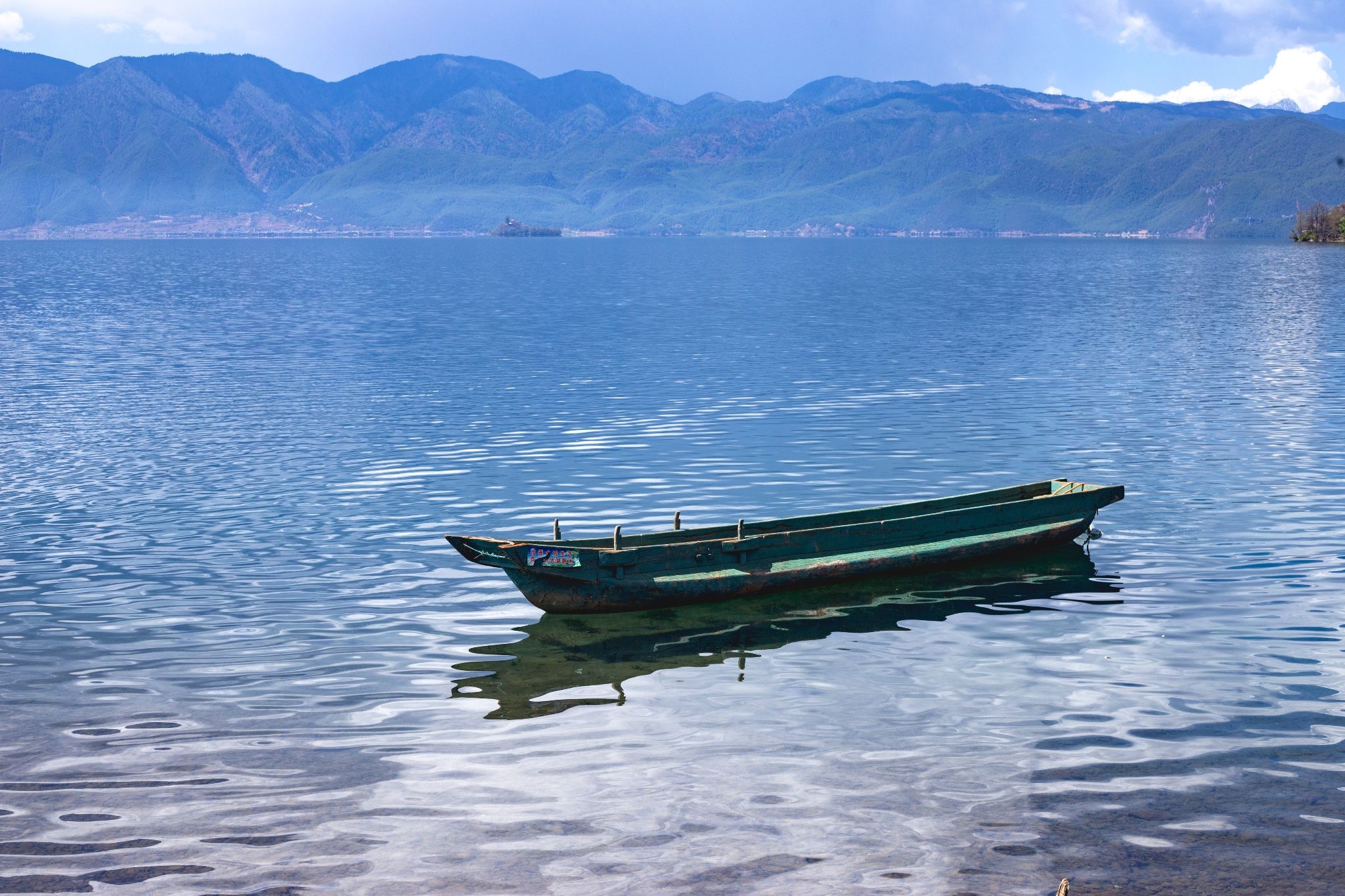 水天|胜似仙境映倒影，水天相接泸沽湖