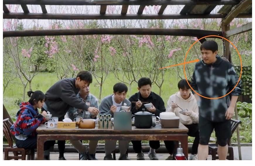 刘晓邑|黄磊做完饭先去洗澡,大家都自顾自吃得很欢,只有一人为他留饭