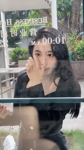 |搞笑GIF:我都不敢这么p,她却敢这么长!