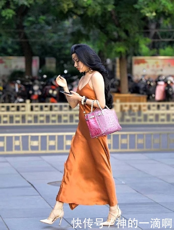 走路|这“一米六”的紧身裙一穿,走路都“迈不开脚”,为了美真够拼的