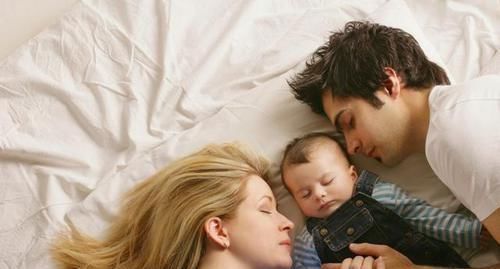 睡觉照|一家四口的“睡觉照”火了，画面让人既好笑又心疼：佛系家长