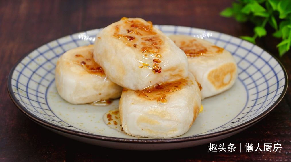 年糕不用买，撒点糯米粉，加点热水自己做，咬一口，还会爆浆