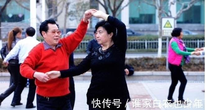 大爷|跳了一年交谊舞，68岁大爷哭诉：退休金一万都不够，天天吃泡面
