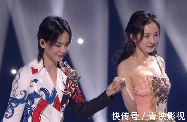 跨年夜现场太热闹:龚俊把信带偏,杨紫被嘲脸僵,杨幂隔空献吻