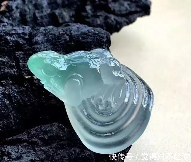 水头|老大爷嫌自己佩戴的翡翠水头不太好,用水一泡后,一看吓了一跳