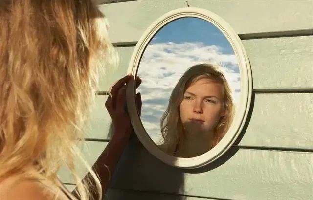 自然|为什么睡到半夜总是“自然醒”当心这2种情况,别再视若无睹