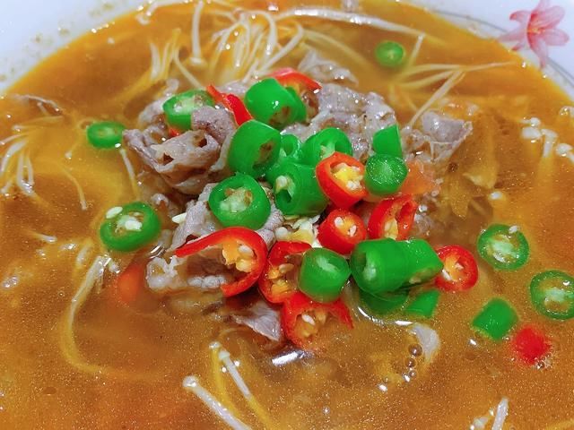 酸汤肥牛金针菇做法超简单,酸辣开胃又下饭,好吃到汤汁都不剩!