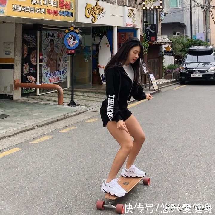 腹部|90后韩国美女，拥有超高颜值双腿修长，大方展示蜜桃臀曲线身材