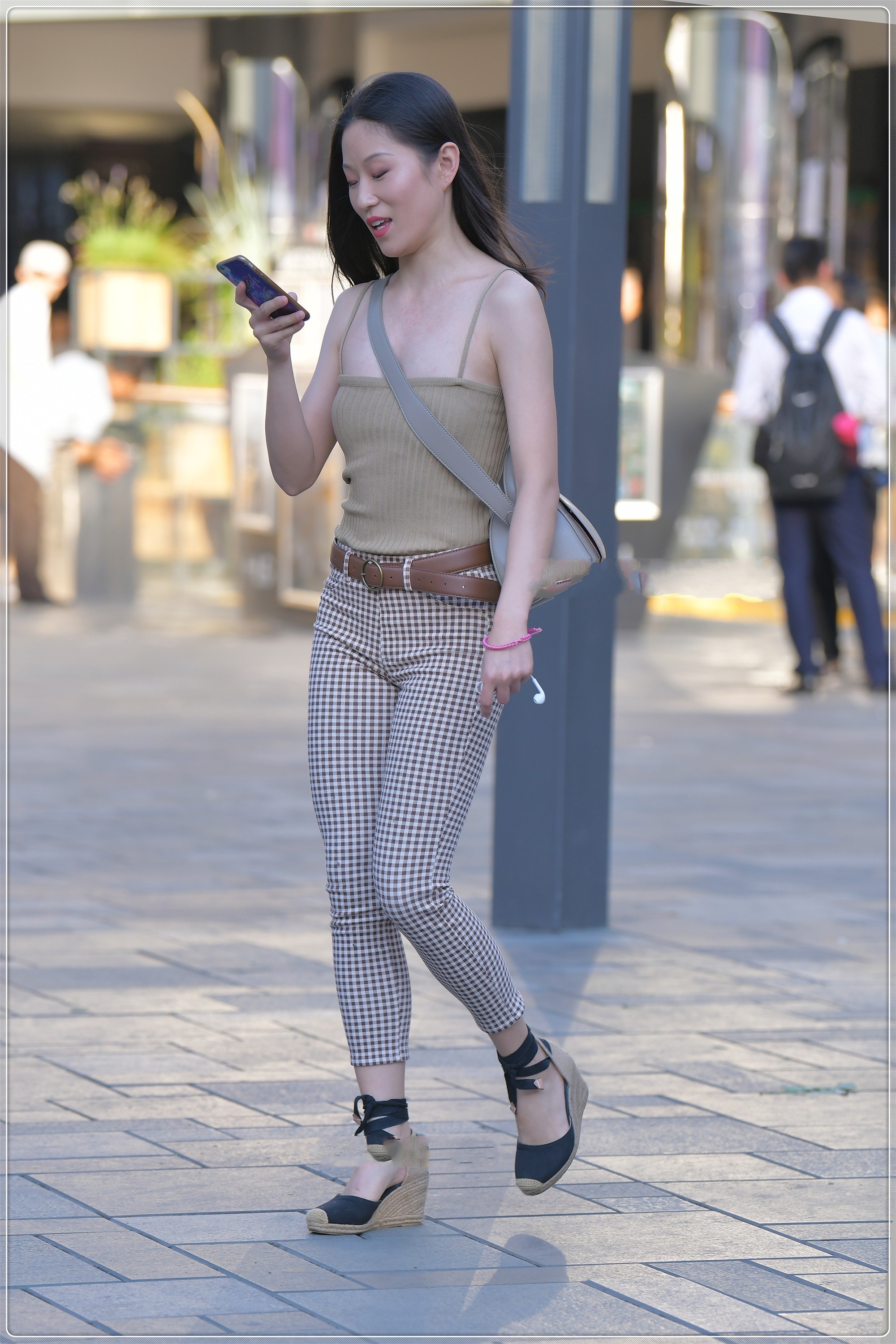 豆沙绿针织吊带搭配网格裤，简约时尚，温婉可人