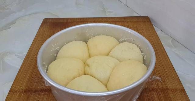 保鲜膜|面包很好吃,有4个鸡蛋,又软又甜,不用烤箱你就能成功