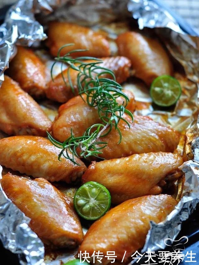 我家的鸡翅这样做,腌制一下入烤箱烤烤,金黄诱人上桌立马被抢光