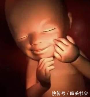 羊水|孕妈吃饭时,胎儿在干嘛呢?看完答案后,网友:太可爱了