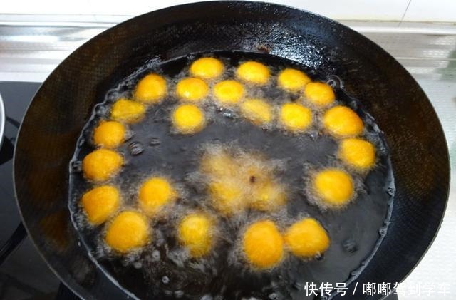 炸红薯丸子，用淀粉还是面粉都不对，厨师长教你做法，外酥里嫩