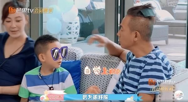  图／翻摄自微博／新|Jasper翘脚放陈小春大腿上“你可以帮我抠脚吗”应采儿傻眼