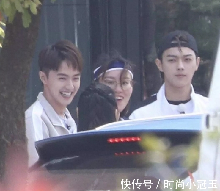 《跑男》錄制生圖曝光,許凱一身白衣很吸睛,楊穎長發(fā)披肩少女風(fēng)