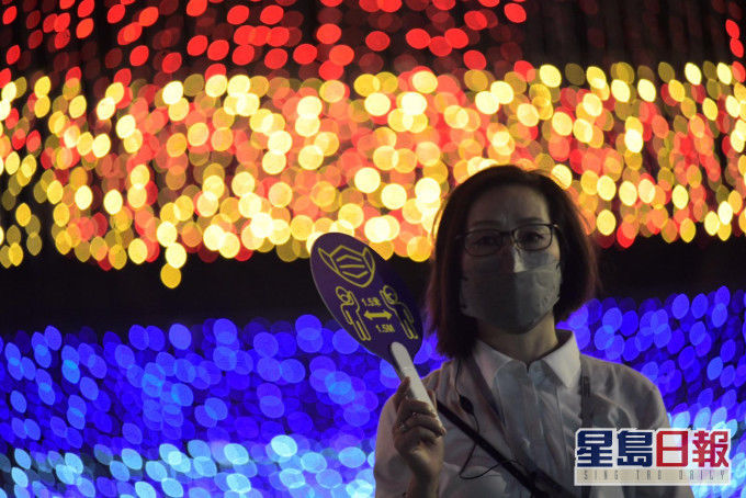 花灯|今日“追月”夜，香港市民续排队入维园赏花灯