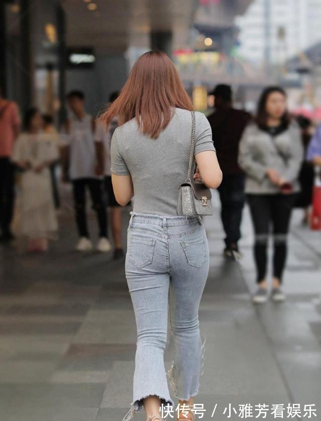 紧身牛仔裤 紧身牛仔裤,时尚的紧绷感,为显高也拼上了!