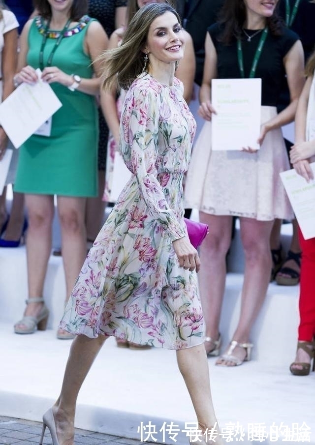 蕾丝|被西班牙王后气质惊艳，四百多蛇纹裙穿出四千块大牌范，太高级