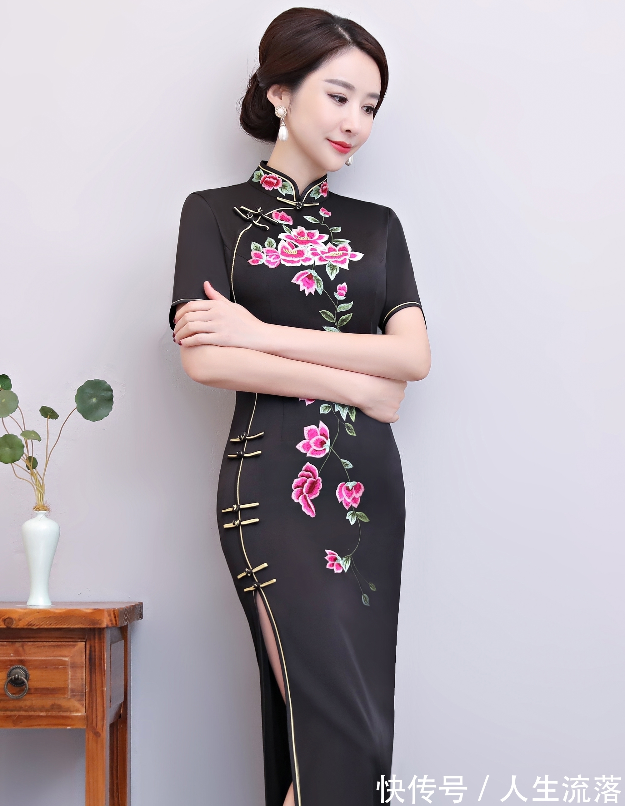 丝袜 旗袍的高开叉,无色的长丝袜,当她们搭配在一起时魅力会怎样?
