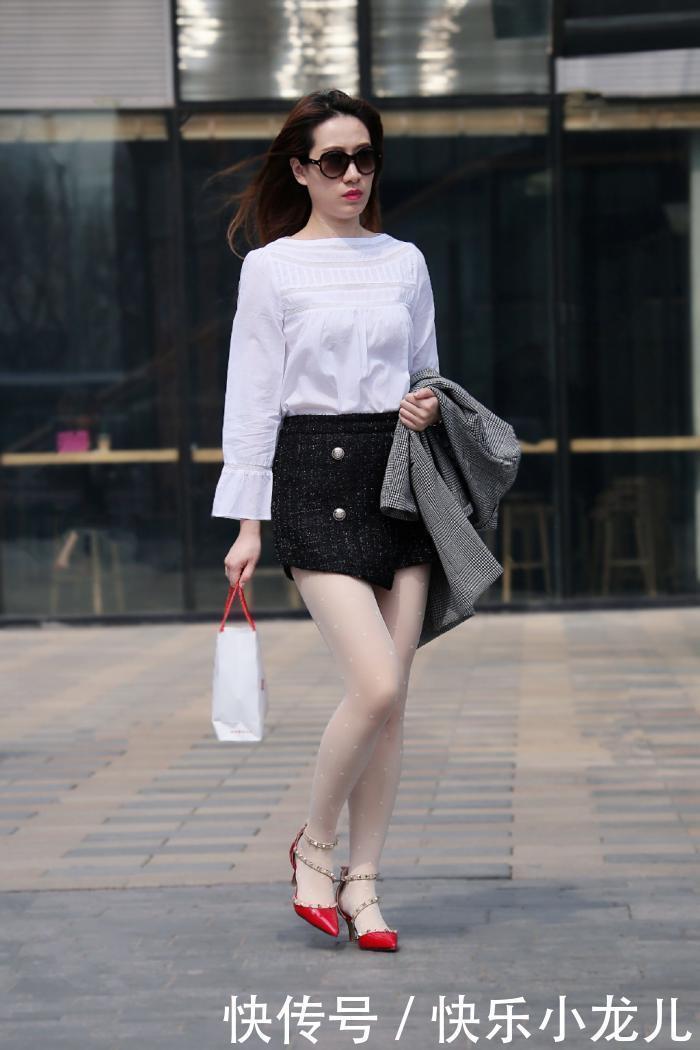 清新|超强设计感的白色丝袜,再加上短裙配高跟鞋,看着十分的清新靓丽