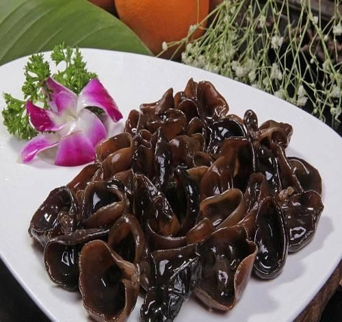 女性常吃黑木耳,美容养颜清理子宫但是和一物同吃,没病找病