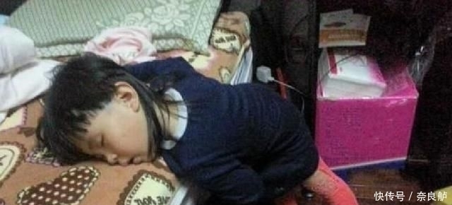 睡觉时|一家四口“睡觉照”走红,网友调侃父母是真爱,孩子是意外