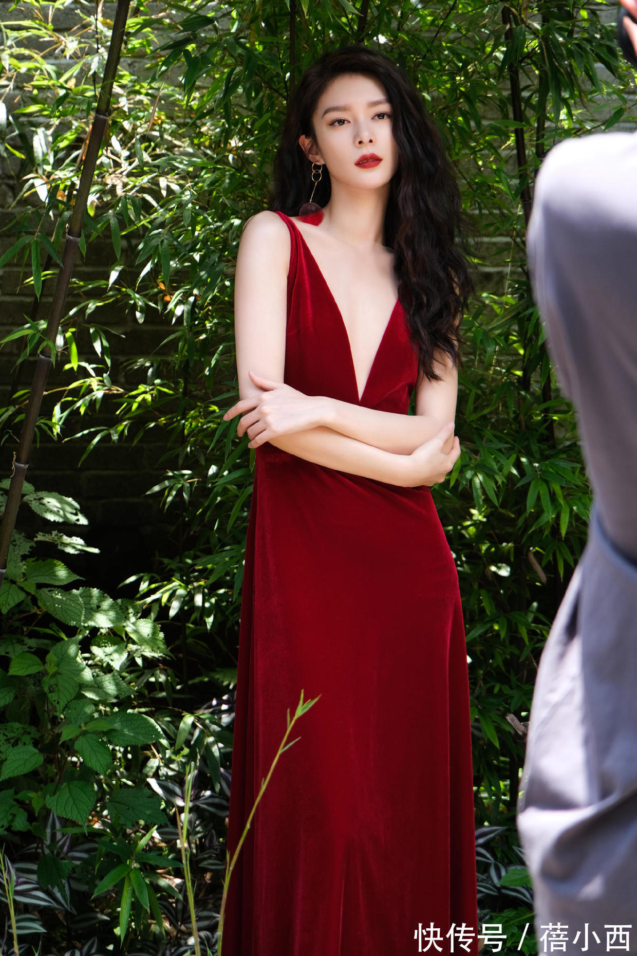 清冷|傅菁真是清冷美人,穿斑马纹上衣配长裤,又美又飒太有女强人气场