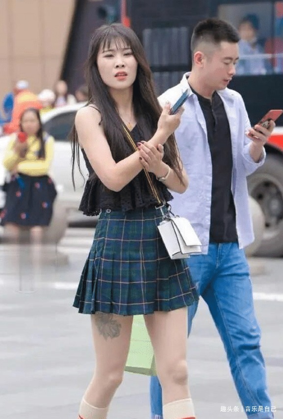 路人街拍,黑色丝绸上衣搭配短裙,质感十足,气质佳