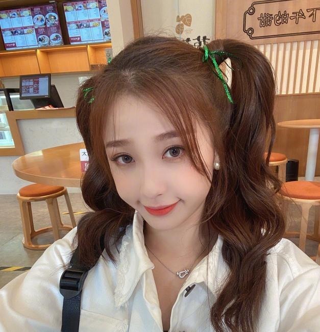 岳云鹏|帮岳云鹏帮虞书欣翻跟头,看看她的手的动作,难怪她害羞