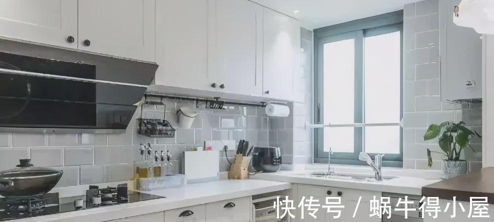 抽屉|110平新房装修超漂亮,头次见阳台隔断这样设计,卧室收纳最明智