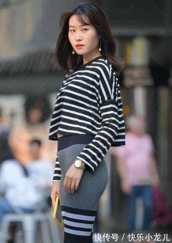 宽松 黑白条纹宽松上衣搭配灰色条纹打底裤,拉长身材比例,窈窕淑女范