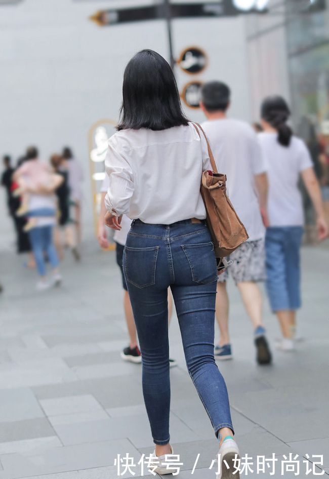显瘦|初冬穿牛仔裤搭配衬衫,显瘦减龄还有气质,摆脱穿搭烦恼