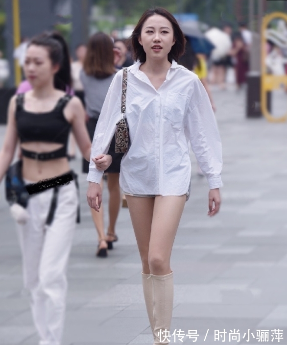 裤子 穿件衬衣就上街,裤子还那么短,妹子太放得开了