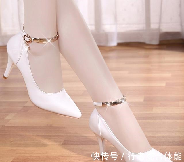 小白鞋 今季最流行的高跟鞋,比穿小白鞋更时髦!