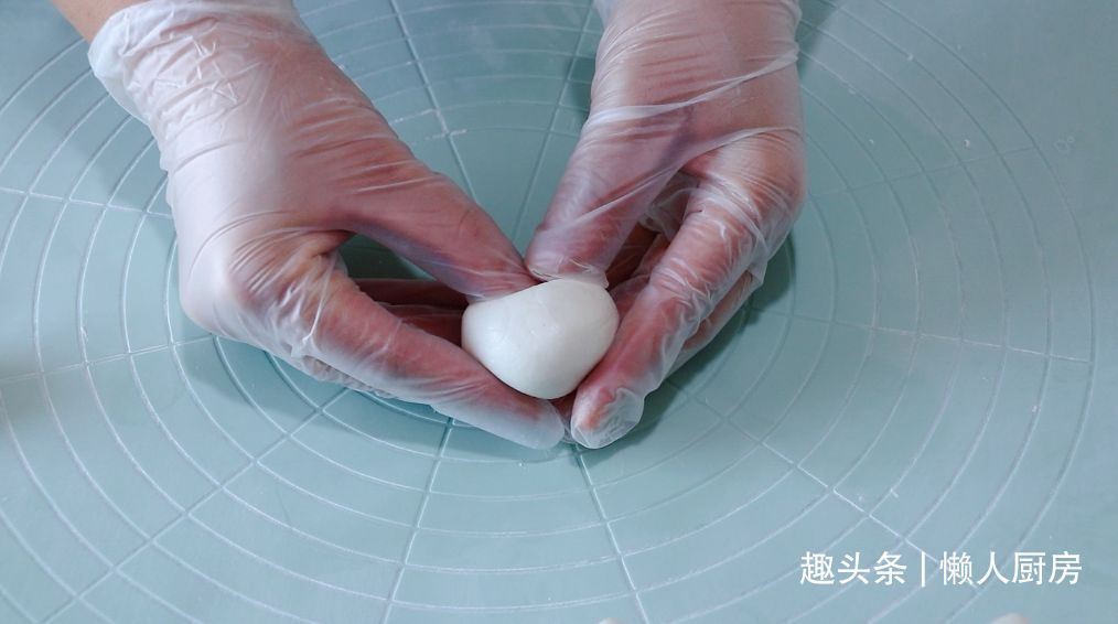 年糕不用买，撒点糯米粉，加点热水自己做，咬一口，还会爆浆