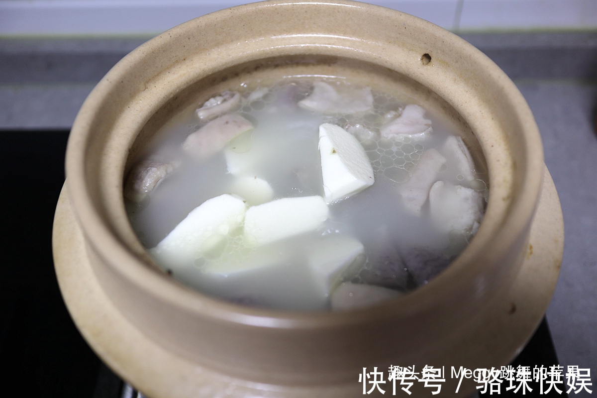 夏天|夏天多喝这汤，味浓肉烂不费事，3种材料扔进锅，乳白鲜汤喝2碗