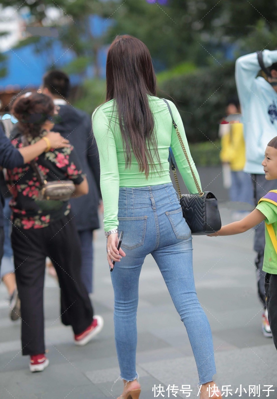 大街|穿着清凉的小姐姐,走在大街上一定吸引目光,感觉走路都带风