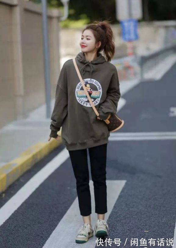 披肩|微胖身材穿卫衣像大妈?那是你没选对款,这4个穿搭思路很值得学