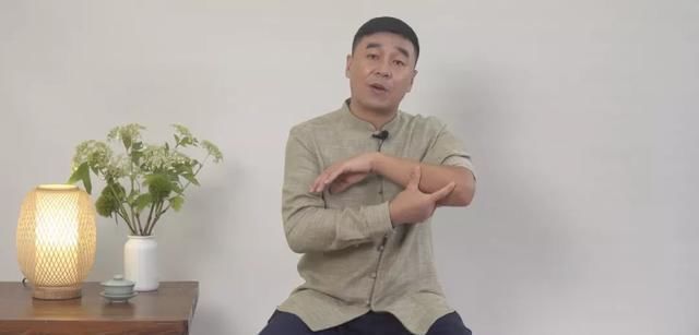 眼袋大显老10岁,每天坚持这个方法,不仅能除眼袋,还能调脾胃