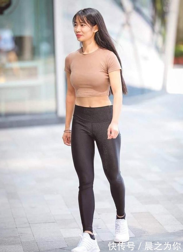 有线条感 舒适“无痕”打底裤,穿出不一样的时尚,展现出女性柔和的线条美