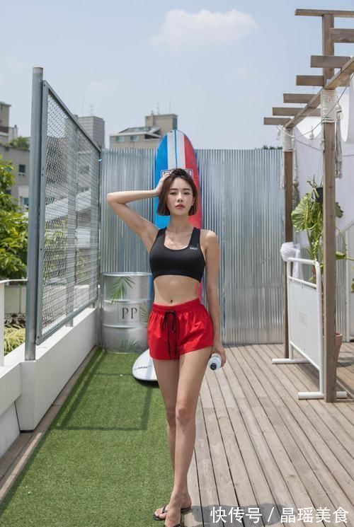 穿搭|楼顶天台上的运动美女,这一身穿搭很阳光