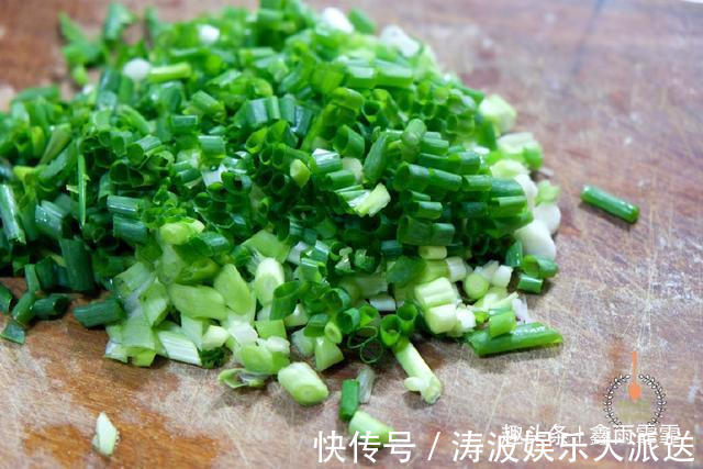 面团|葱油饼最好吃的做法,又香又软,一分钟一个,看看你喜欢吃不