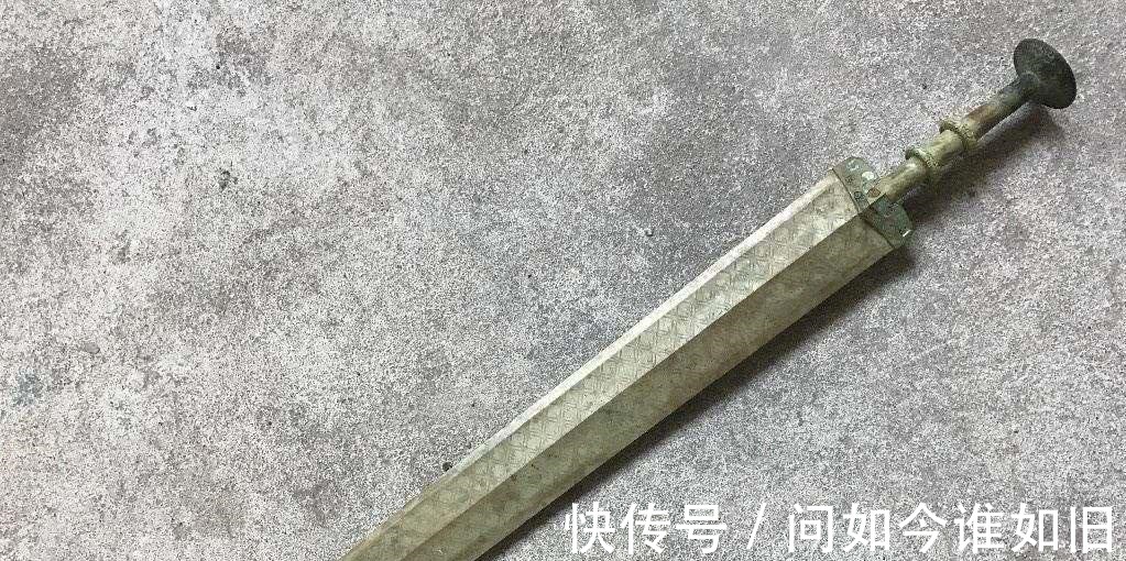 宝剑@古墓中有众多宝剑,千年来有多人惦记,至今没被取出来