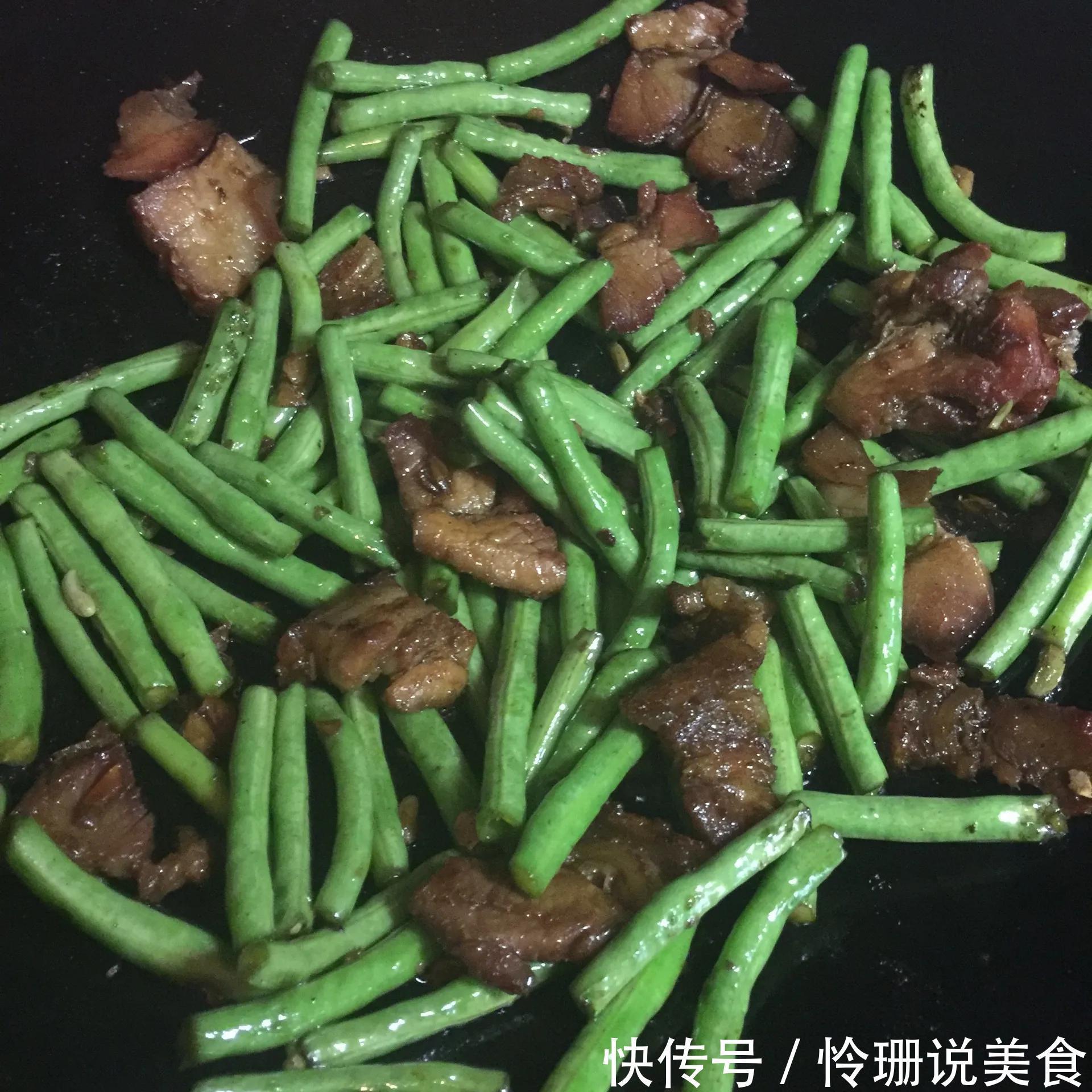 炒长豆角,直接下锅炒容易发黑,教你正确做法,豆角碧绿又脆嫩!