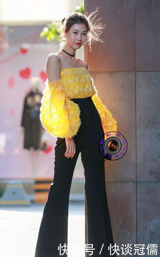 搭配|百搭不厌的小黑裤,搭配一字肩上衣,时髦洋气又好看